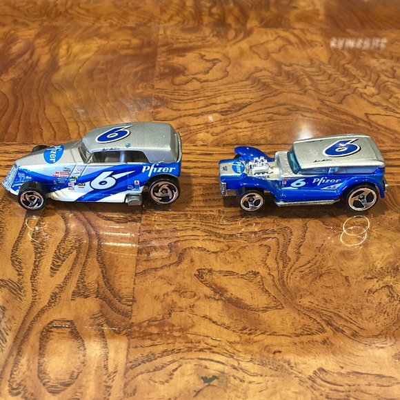 Pfizer -Collectors or kids. 2 metal collectible toy cars - Picture 2 of 6